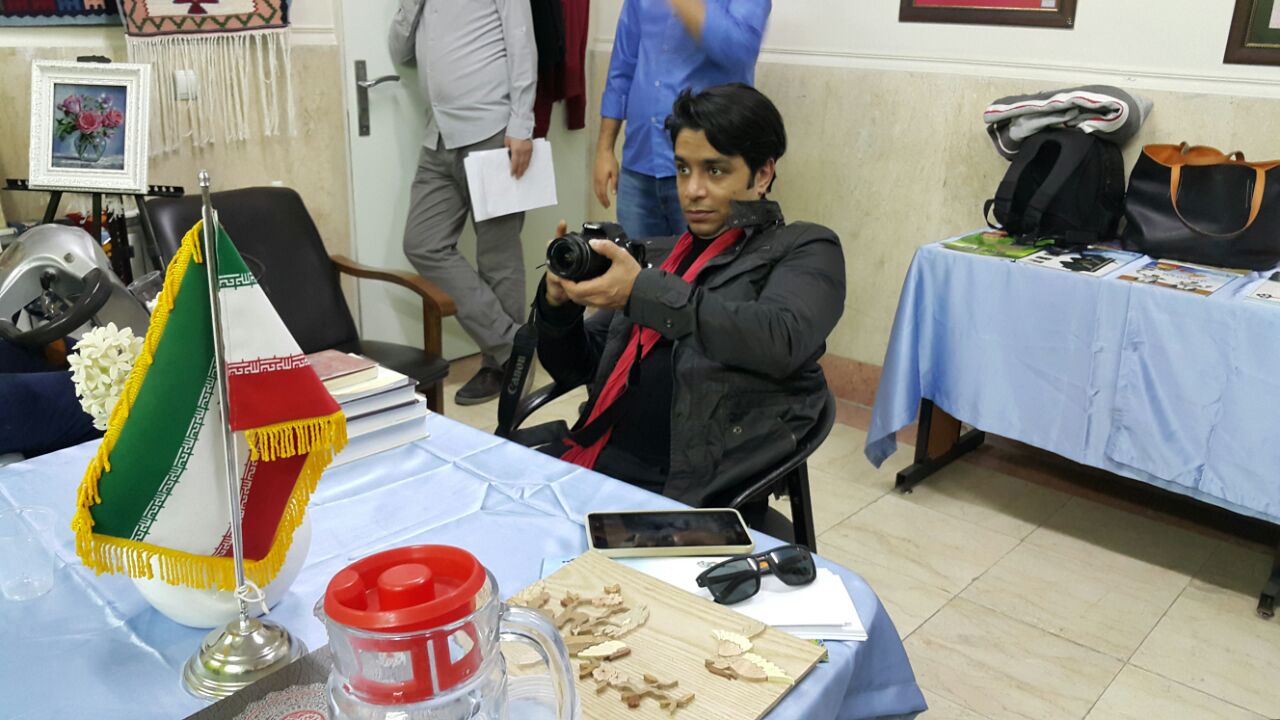 arash bahmani with a dslr canon camera is shooting a scene