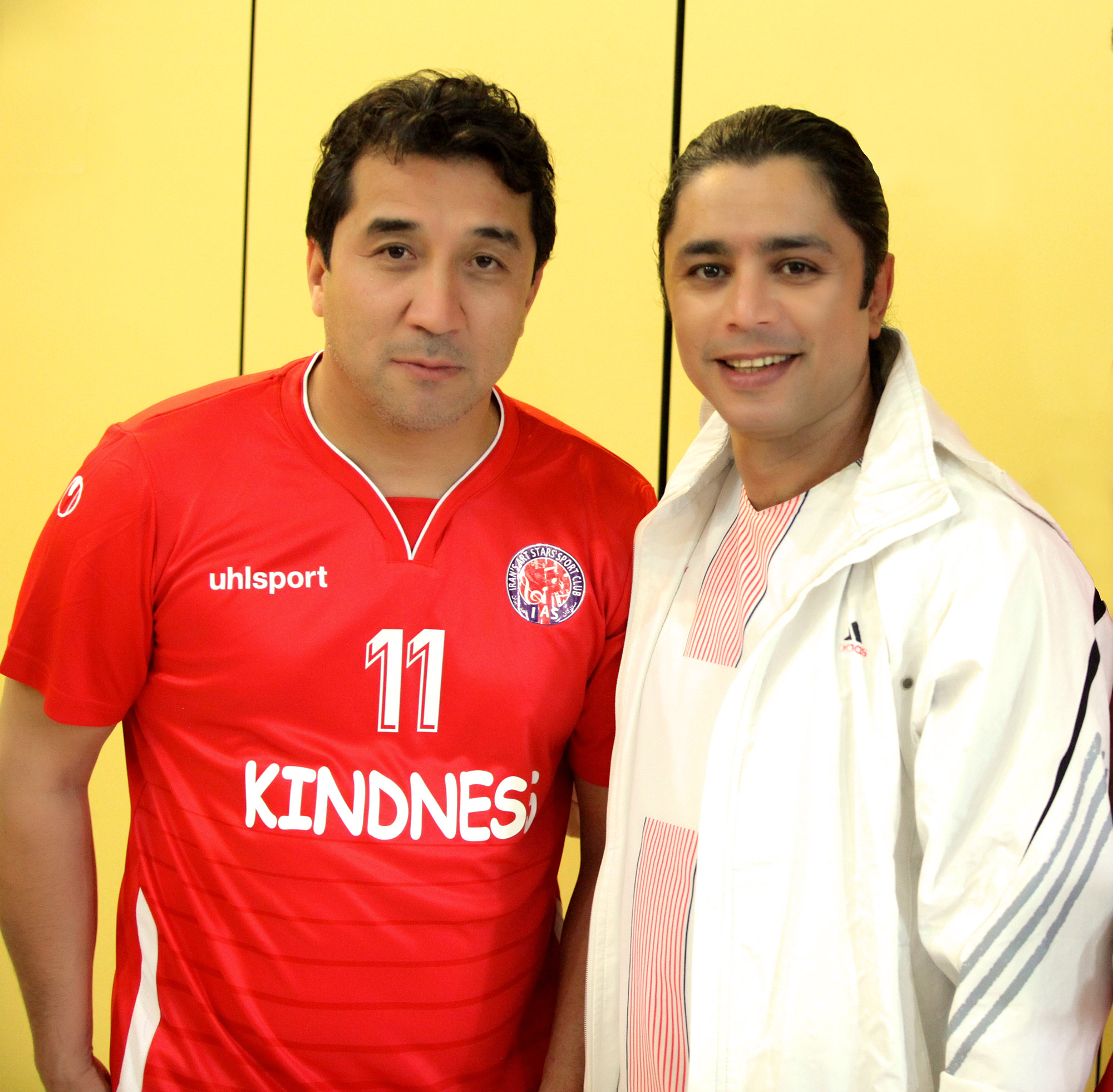 Behind the scenes of derby of Iranian artists with khodadad azizi - arash bahmani with a white sportswear smiling at the camera